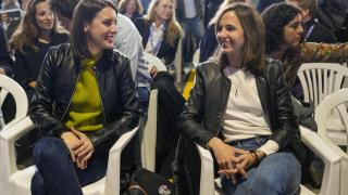 Ione Belarra (d) e Irene Montero (i) este sábado durante la Asamblea Ciudadana de Podemos.