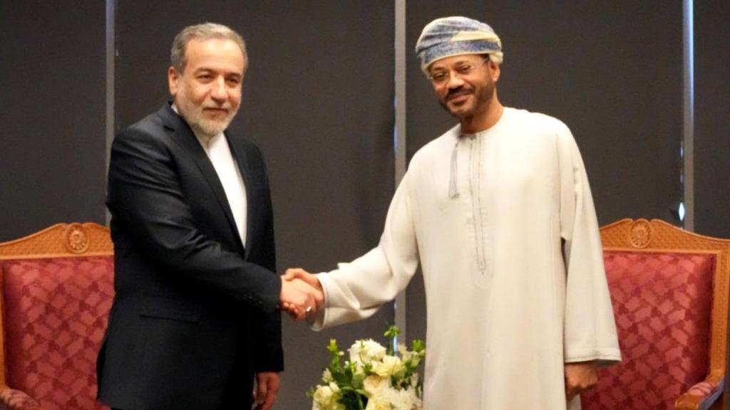 El ministro de Exteriores iraní, Abbas Araghchi, estrecha la mano con su homólogo omaní, Barr Bin Hamed, tras el encuentro de este sábado.