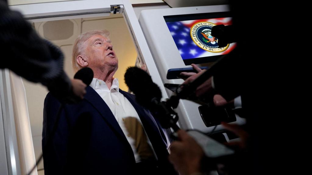 El presidente de EEUU, Donald Trump, atiende a la prensa el pasado 11 de abril a bordo del Air Force One.