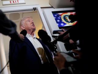 El presidente de EEUU, Donald Trump, atiende a la prensa el pasado 11 de abril a bordo del Air Force One.