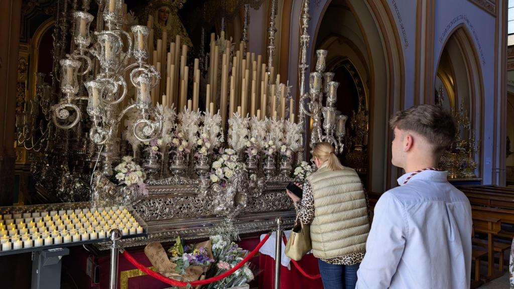 Una imagen de Felipe rezándole a la Virgen de la Salud.