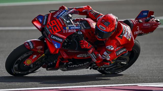 Marc Márquez traza un viraje con su Ducati Desmosedici GP25, en el circuito qatarí de Losail.