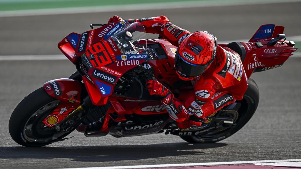 Marc Márquez traza un viraje con su Ducati Desmosedici GP25, en el circuito qatarí de Losail.