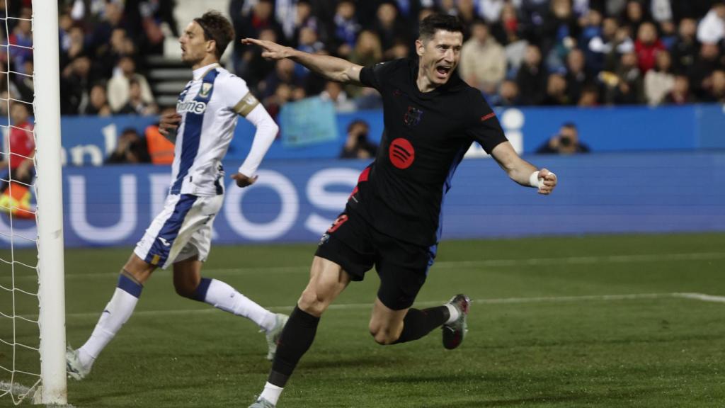 Lewandowski celebra el gol en propia de Jorge Sáenz.