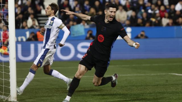 Lewandowski celebra el gol en propia de Jorge Sáenz.