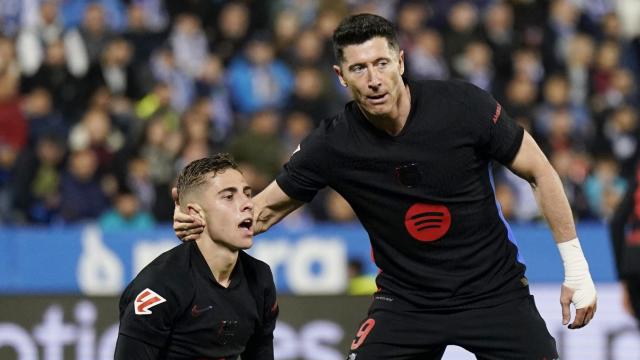 Lewandowski anima a Fermín López tras fallar una clara ocasión de gol.