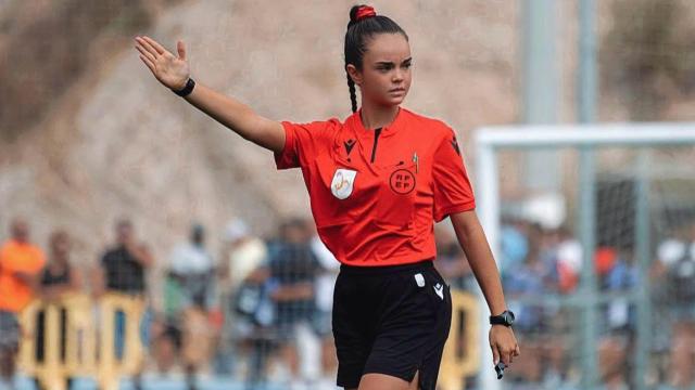 Carla García arbitrando un partido esta temporada.