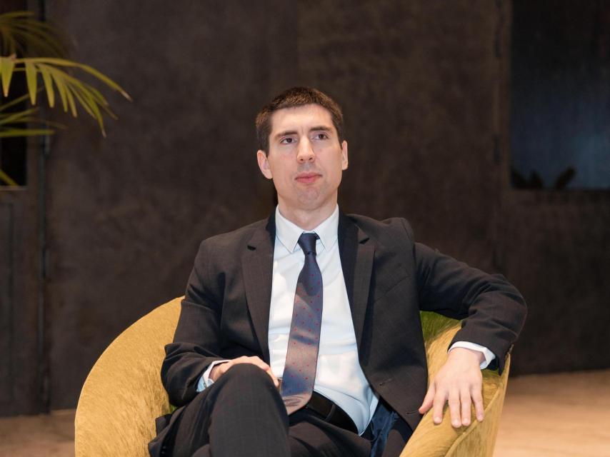 Mihai Popșoi posa para la entrevista.