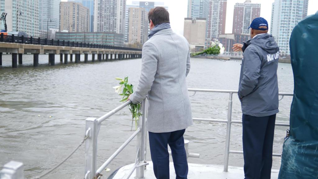 Joan Camprubí, hermano de Mercè Camprubí, junto a Eric Adams, alcalde de Nueva York, a orillas del río Hudson.