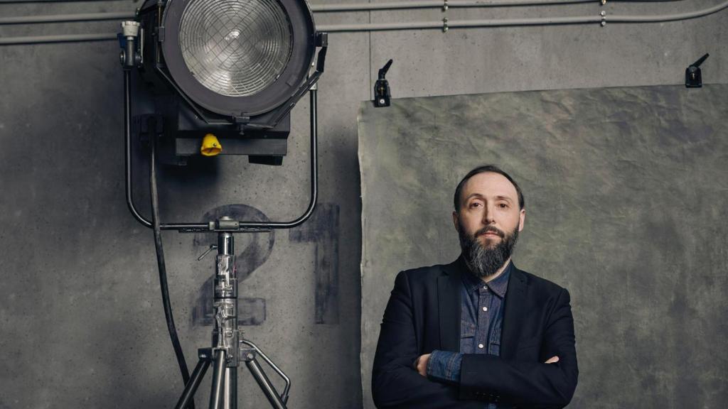 La Feria de Abril y las elecciones autonómicas, eje del nuevo thriller de Sergio Sarria: solo ha pasado tres veces