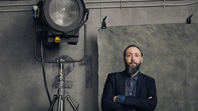 La Feria de Abril y las elecciones autonómicas, eje del nuevo thriller de Sergio Sarria: solo ha pasado tres veces