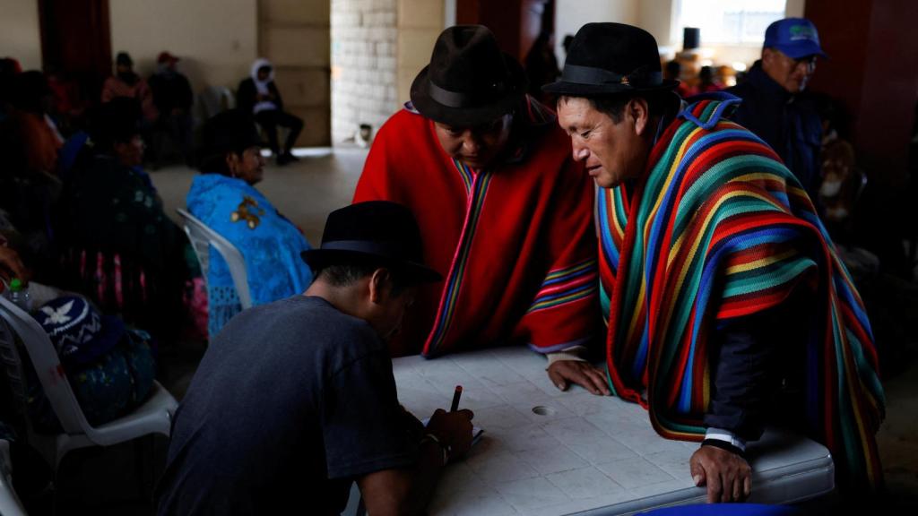 Indígenas asisten a una reunión para resolver problemas en su comunidad un día antes de la segunda vuelta de las elecciones presidenciales del domingo, en Maca Ugshaloma, Ecuador.