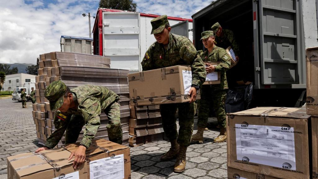 Distribución de material electoral de cara a las elecciones presidenciales, en Quito (Ecuador).