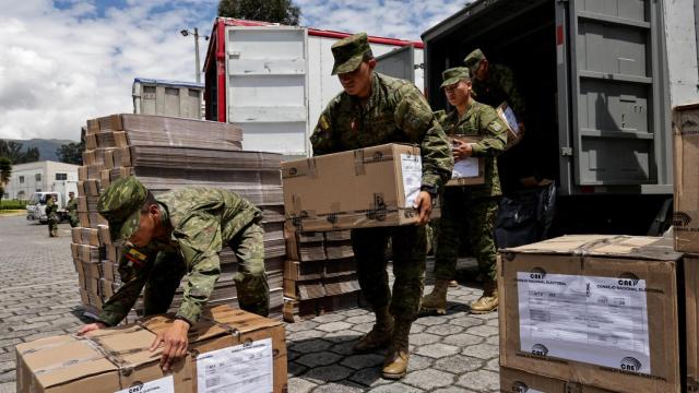 Distribución de material electoral de cara a las elecciones presidenciales, en Quito (Ecuador).
