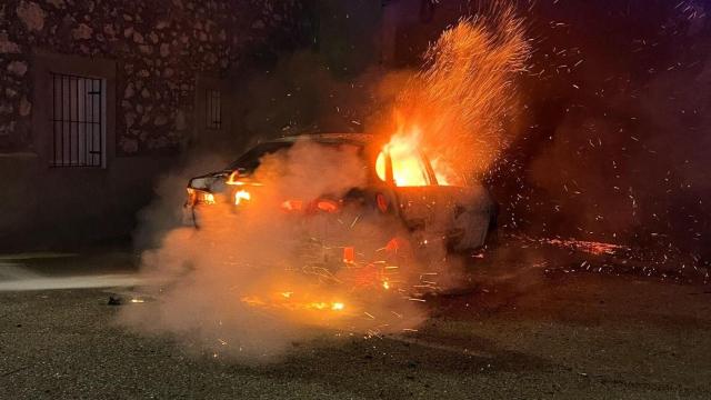El coche en llamas obliga a desalojar una vivienda