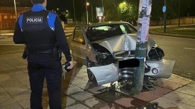 Así quedó el coche tras el impacto contra la farola