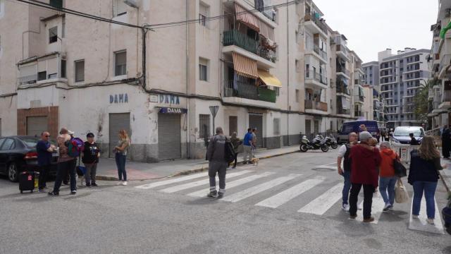 Vecinos abandonando sus viviendas.