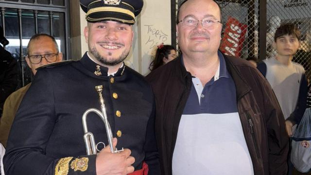 Antonio Delgado posa con Andrés, músico de la Banda de Cornetas y Tambores de la Esperanza.