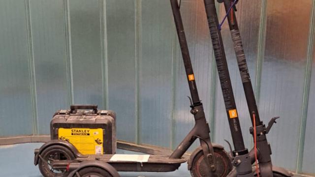 Entre los objetos se encontraron patinetes eléctricos.