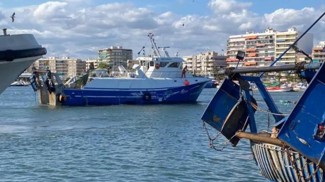 Un barco pesquero en el puerto de Santa Pola. EE