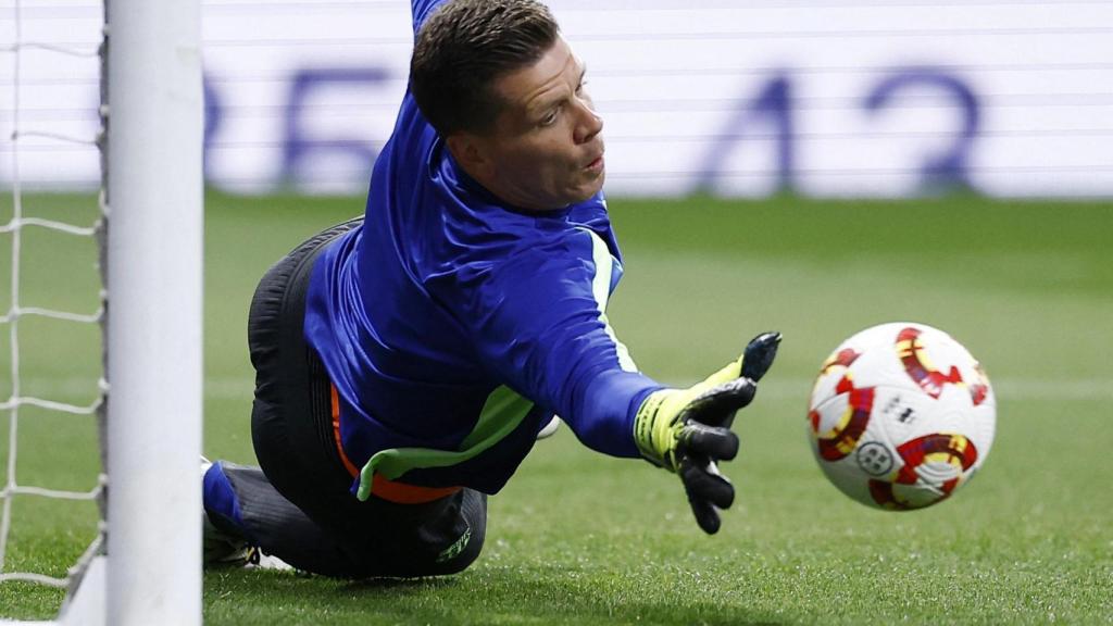 Szczesny, portero del Barça, realiza una parada en un entrenamiento.