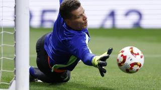 Szczesny, portero del Barça, realiza una parada en un entrenamiento.