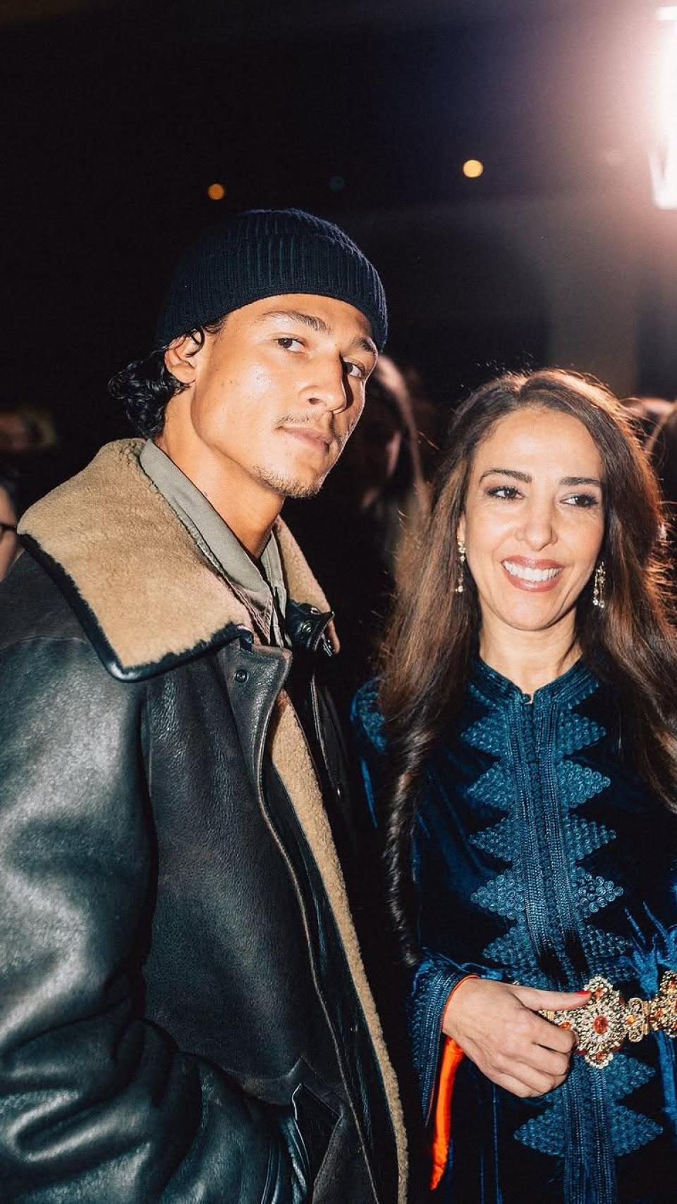 Emilio Sakraya, con su madre, la actriz Meryem Moutaoukkil, en una foto de sus redes sociales.