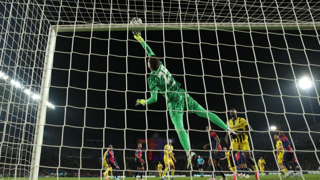 Szczesny hace una estirada para detener un lanzamiento.