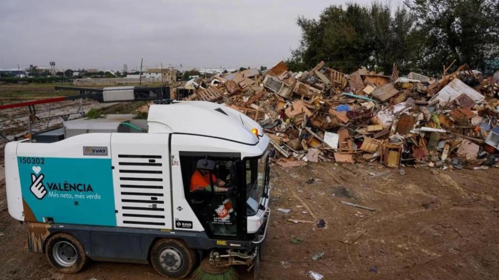 Zona habilitada para los residuos de la DANA en Castellar, Valencia. Eduardo Manzana / EP