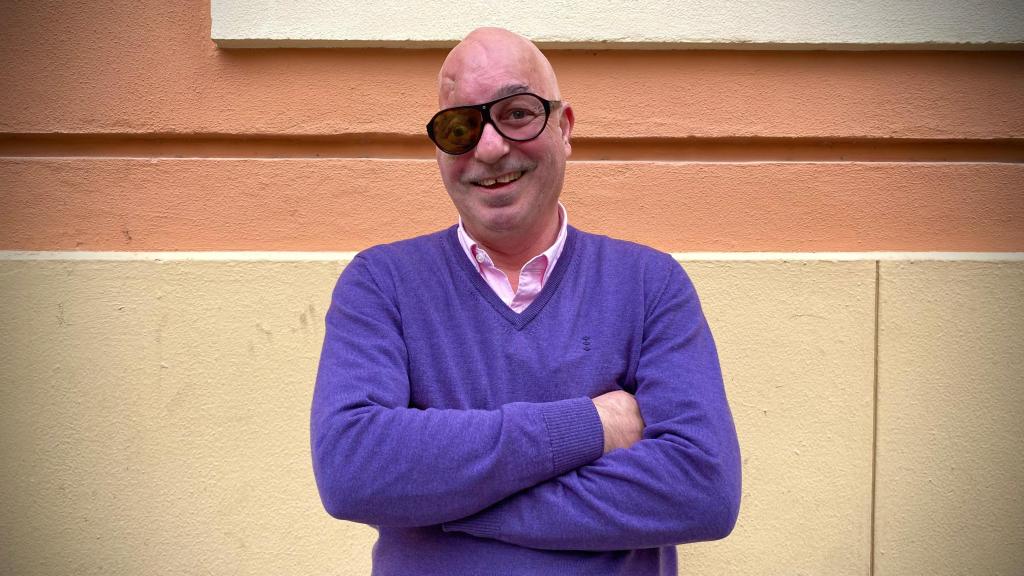 Rodrigo en la puerta de la Casa Hermandad de La Paloma.