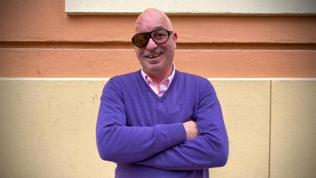 Rodrigo en la puerta de la Casa Hermandad de La Paloma.