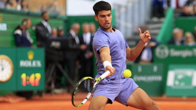 Carlos Alcaraz ejecuta un golpe con su derecha.