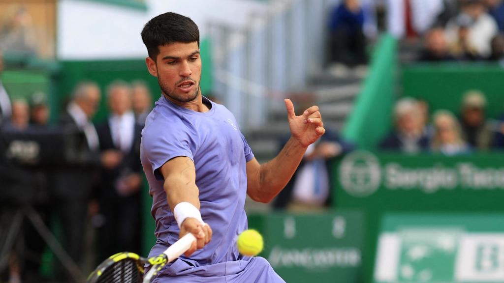 Carlos Alcaraz ejecuta un golpe con su derecha.