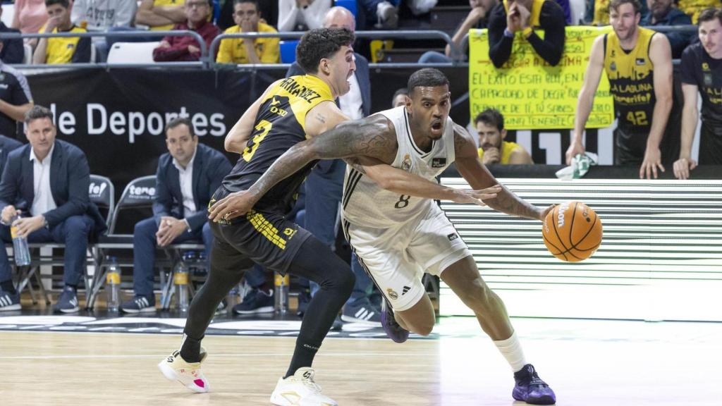 Rathan-Mayes, ante un jugador de Lenovo Tenerife.