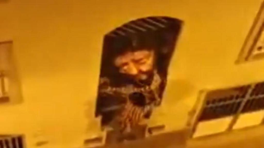 El hombre arrancando la imagen del Cristo del Mar en el barrio de Pescadería (Almería)