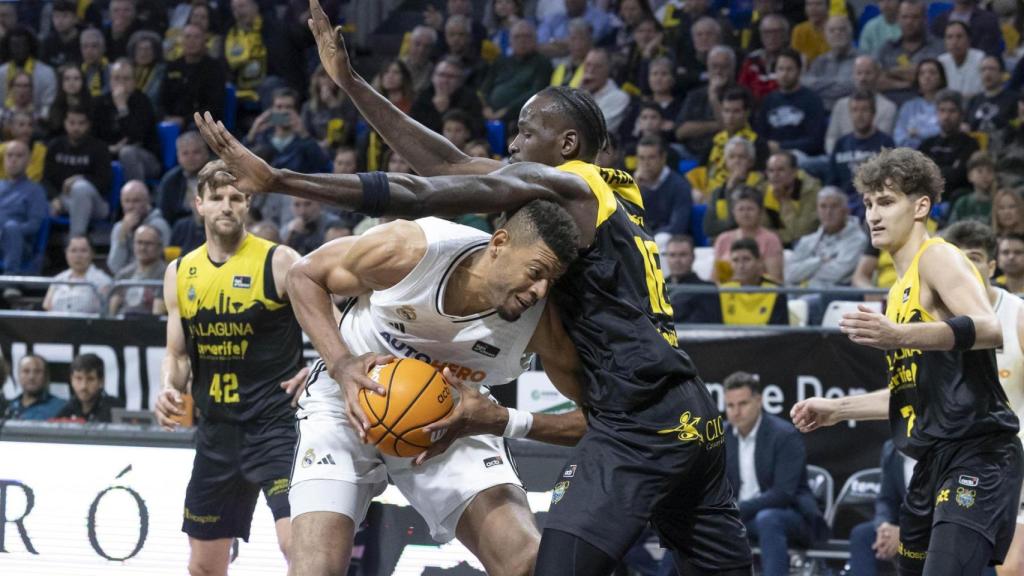 Tavares juega un balón ante Lenovo Tenerife.