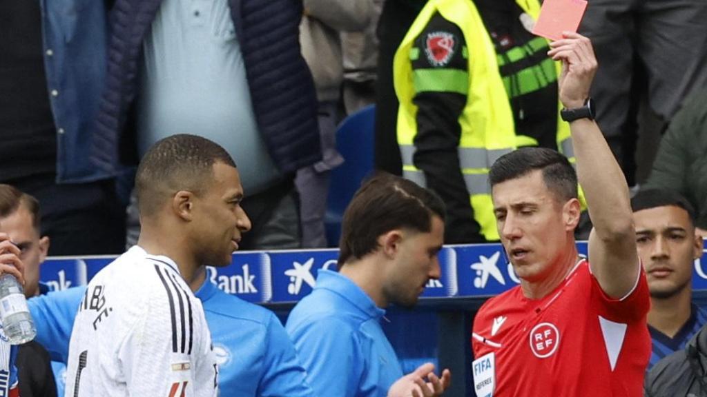 César Soto Grado muestra la tarjeta roja a Kylian Mbappé