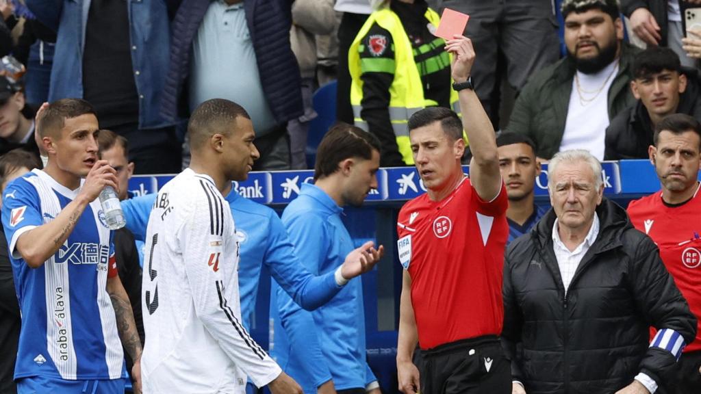 Soto Grado le muestra la tarjeta roja a Mbappé.