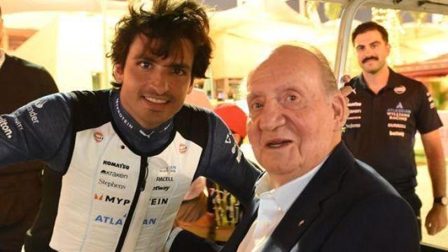 El rey Juan Carlos, con Carlos Sainz Jr. en  el Gran Premio de Baréin de Fórmula 1 .