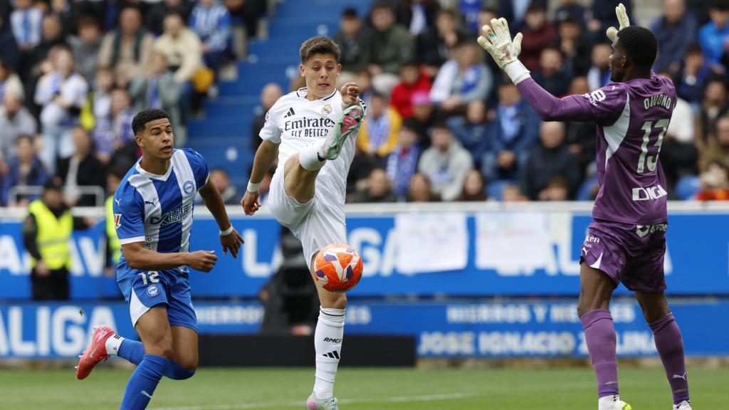 Arda Güler remata forzado ante Owono en el partido.
