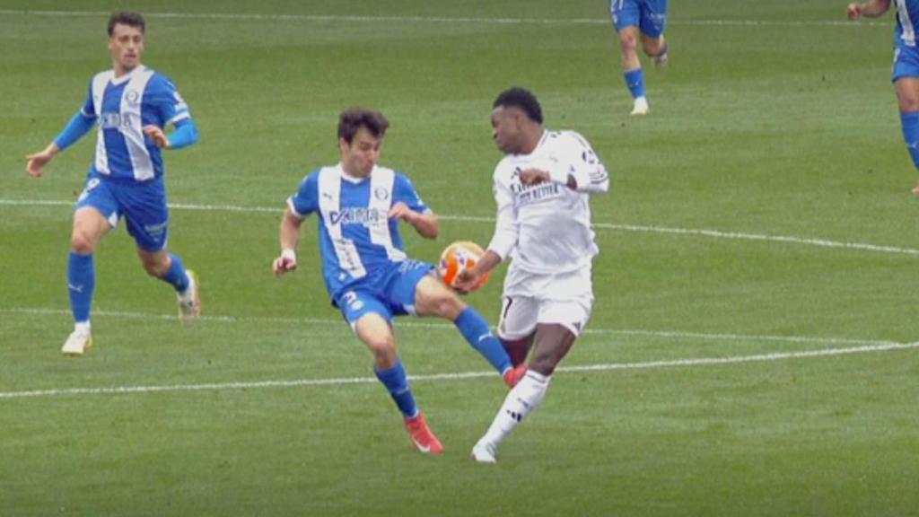 Entrada de Manu Sánchez a Vinicius.