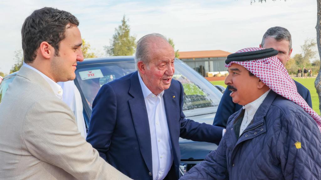 El rey Juan Carlos y su nieto Froilán en el Gran Premio de Baréin de Fórmula 1 de Baréin.