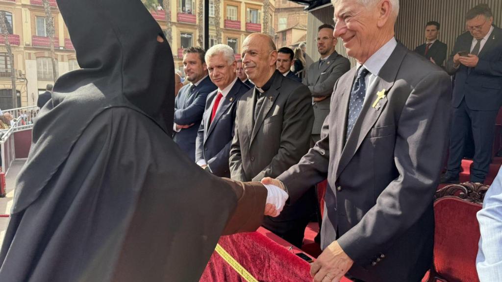 Un nazareno del Dulce Nombre pide la venia.