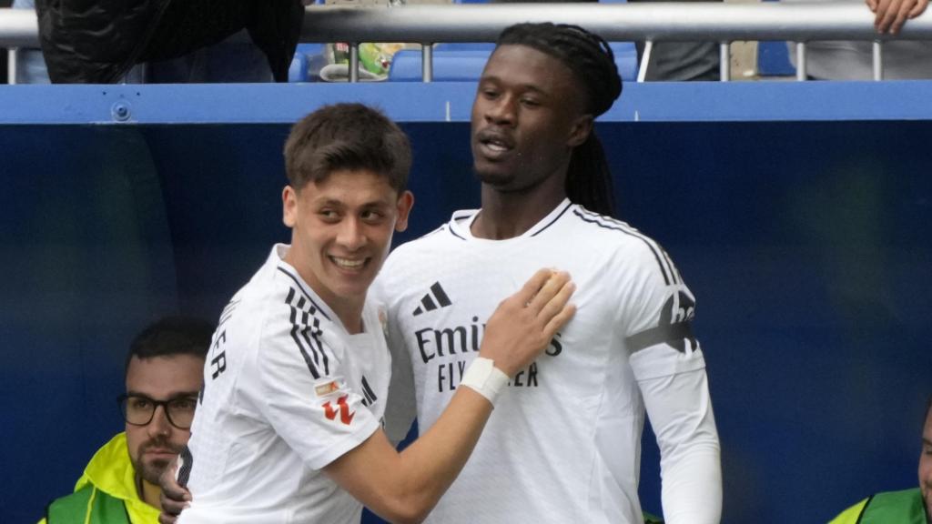 Arda Güler felicita a Eduardo Camavinga por su gol al Alavés