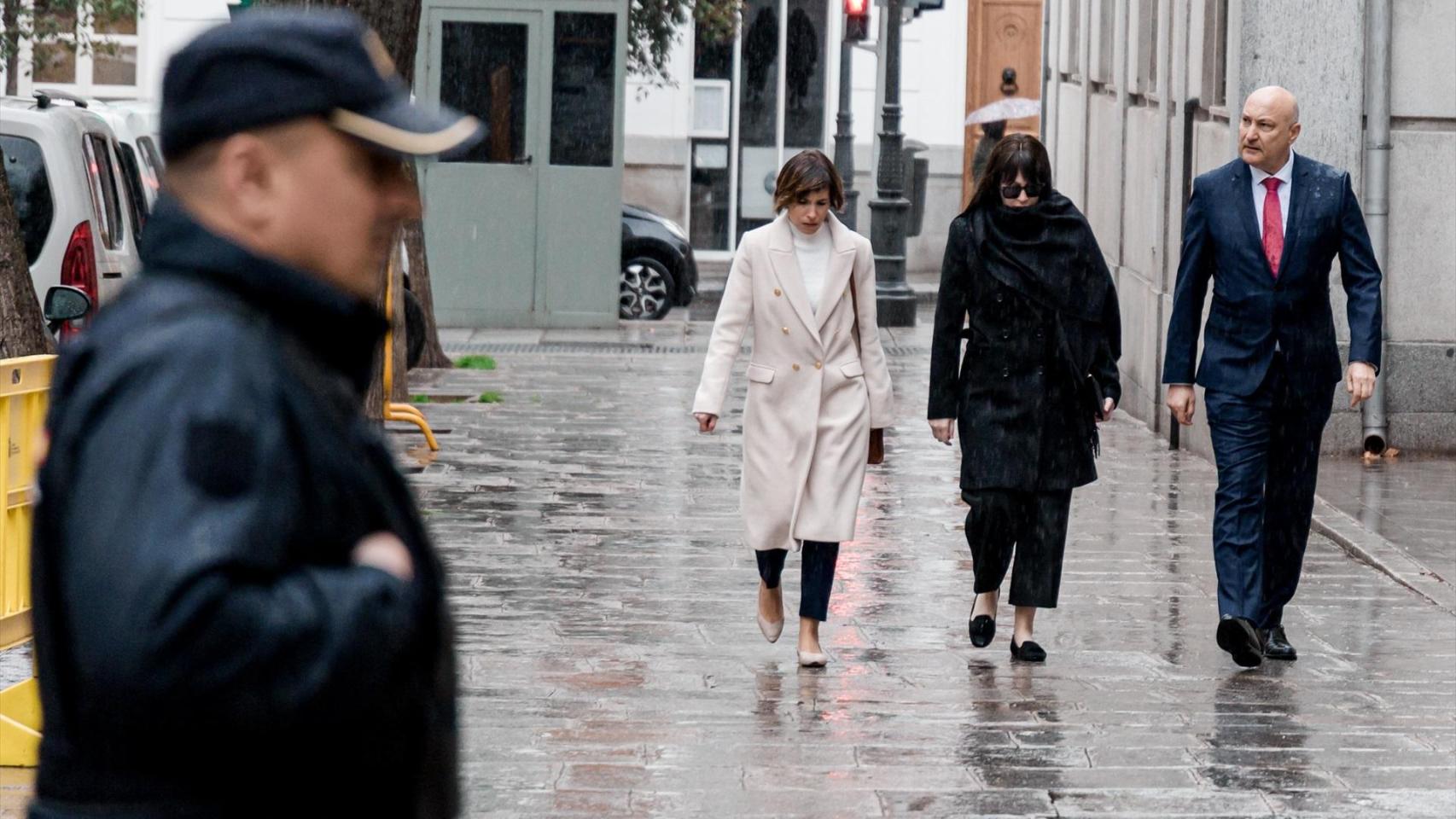 Jésica Rodríguez acude a declarar al Tribunal Supremo, el pasado 27 de febrero, acompañada de su abogado.