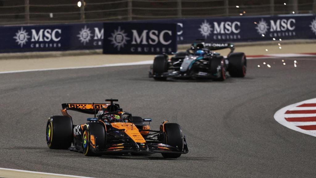 Oscar Piastri lidera la carrera del GP de Baréin con Russell en segunda posición.