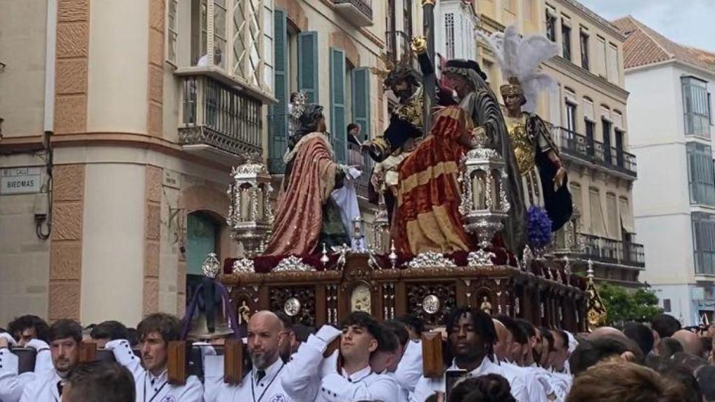 El trono de Salutación.