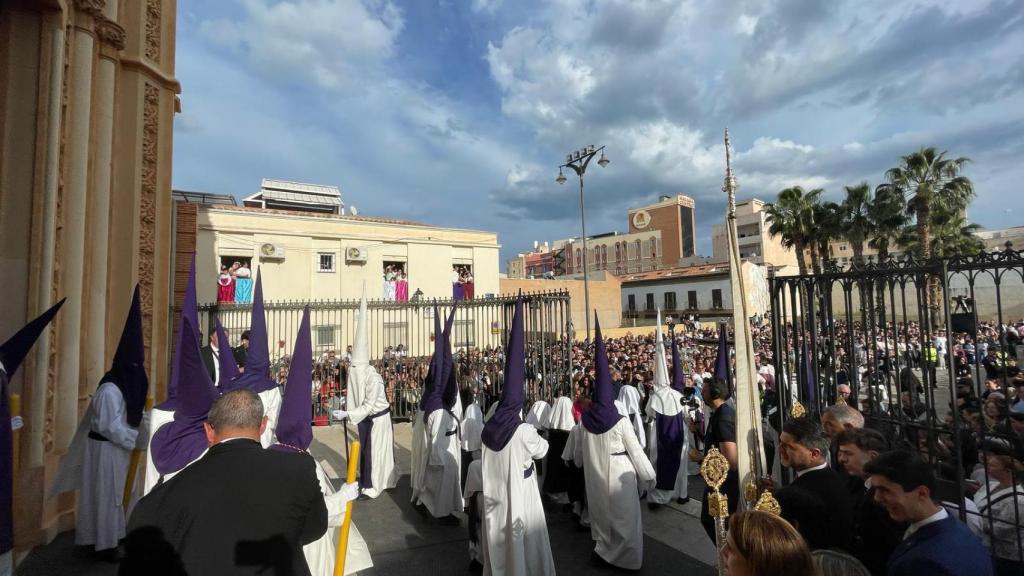 Nazarenos del Señor de la Esperanza en su Gran Amor.