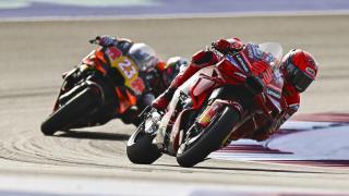 Marc Márquez subido a su Ducati durante la 'warm up' del GP de Catar.