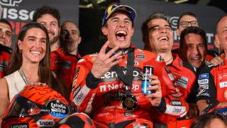 Marc Márquez celebra la victoria en la sprint del GP de Catar.